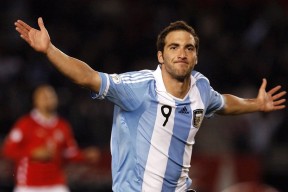 江苏体彩网官网：沙特联赛夏窗再掀波澜，萨拉赫去留悬念考验利物浦决策智慧