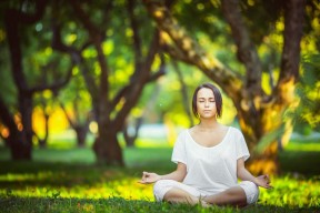 江苏体彩-英超曼市德比现历史性突破，姆伯莫首开记录助曼联力克曼城