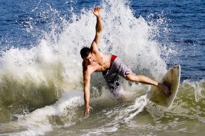 江苏体彩网-文班亚马跳球下落意外肘击裁判 裁判抚头缓解轻微头疼引关注